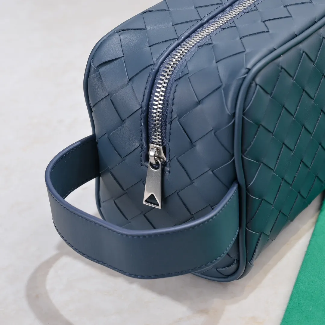 Batch 1280 BOTTEGA VENETA 2024 new INTRECCIATO classic toiletry bag, the choice of discerning people. The low-key luxury quality is the interpretation of its brand. If you like low-key BV, it is the first choice~~ Style number: 7799 Size: 26*13*10cm